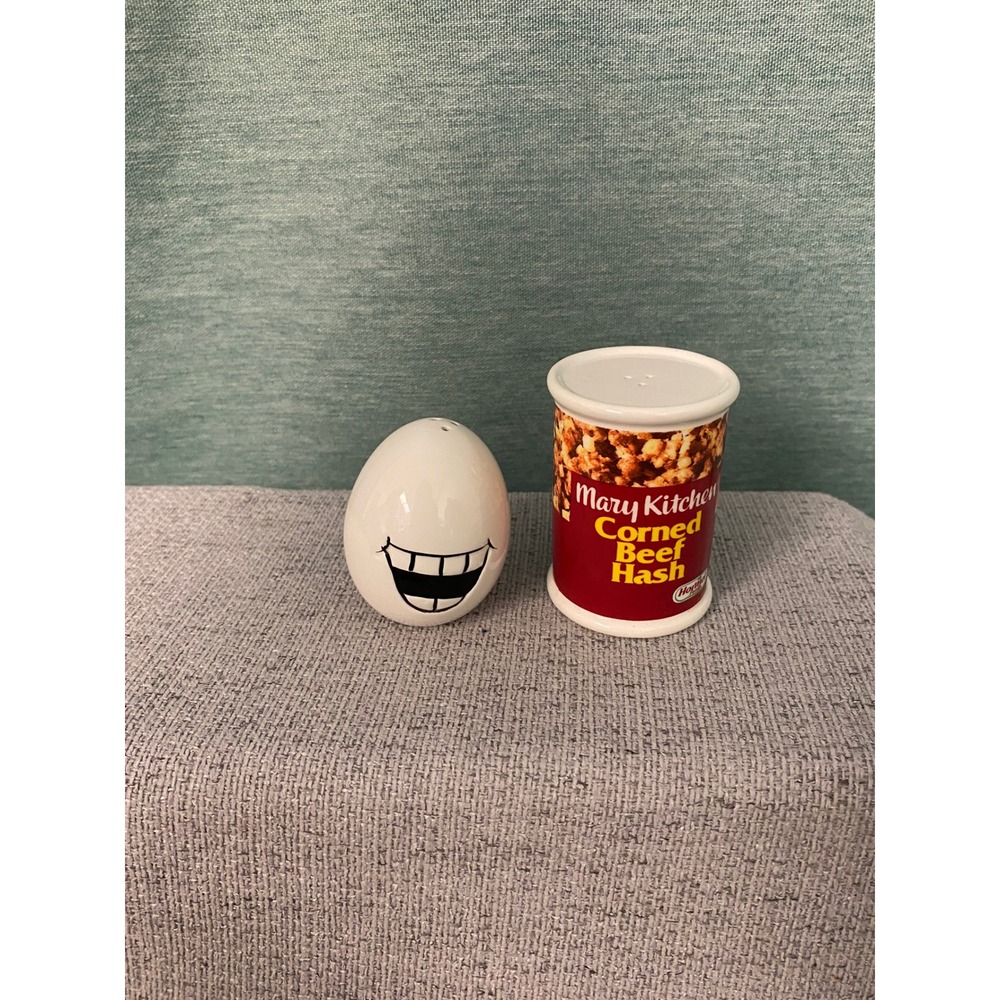 Novelty vintage salt and pepper shaker set corned beef hash and egg 1994